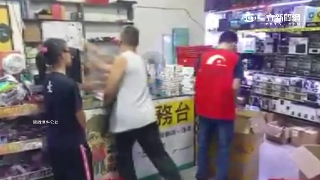 想換貨遭拒　男子暴走打翻店家商品