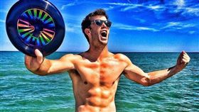 Brodie Smith飛鏢冠軍
https://www.facebook.com/BrodieSmith21/photos/a.121355414615019.31182.103677859716108/982353595181859/?type=3&theater