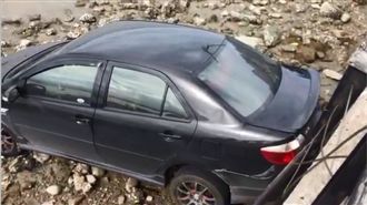 淡水老街車衝入河　男下落不明