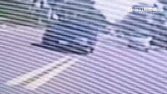 惡駕駛逆向超車　伸手比中指擋救護