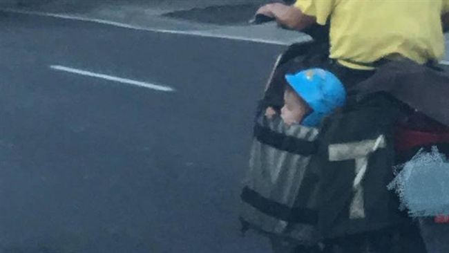 騎車讓男童蹲「送報袋」　網友心疼…