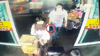 機場司機是色狼！文件夾藏手機拍裙底