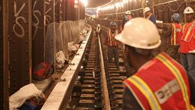 勞工、工人示意圖／flickr－PROMetropolitan Transportati
（https://www.flickr.com/photos/mtaphotos/5925988777/in/photolist-a2Ef1i-65CEeA-qzBxay-3YfwLq-5vVpua-64VBV2-khXz6e-65ynxc-63BQwp-p2itdV-rxVQfz-61PuCC-629ESr-61Kiee-5XYFzY-aA8-74bW28-8m5QRD-jdd9Pi-8m8ZHd-8m9131-5nFbLU-8m5QAz-8m8ZuG-qwvcQX-fc2BhA-65LkDp-5aHK8T-3K5Za4-5MXJxq-9dQoQ-27hC7w-fbUb93-3FP9kK-5xahtk-8DecBU-8m8ZMY-eYzfV-65eSJu-5n1v9i-fbUd4u-4kyUGU-fc2AJd-dDRiY4-64WHiQ-2bipoL-7FoQnn-63UNih-dj6BkV-5UAxHo）