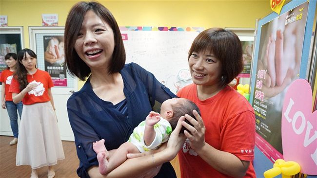 圖／想生了？洪慈庸羞抱嬰兒力挺領養
