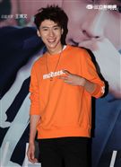 新生代偶像王博文跨海來台擔任公益大使，為弱勢兒童發聲，親手做披薩與小朋友同樂，兵乓球一級運動員身分現場炫技。（記者邱榮吉/攝影）