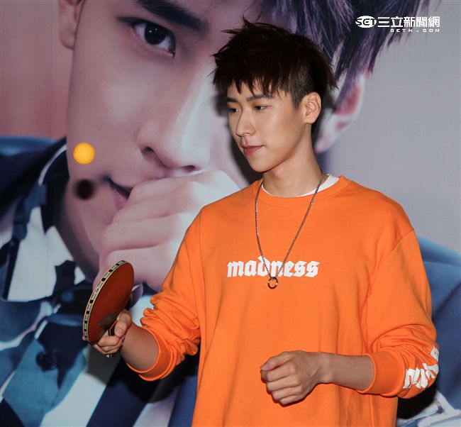 新生代偶像王博文跨海來台擔任公益大使，為弱勢兒童發聲，親手做披薩與小朋友同樂，兵乓球一級運動員身分現場炫技。（記者邱榮吉/攝影）