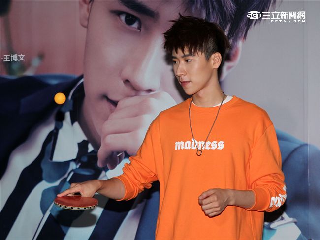 新生代偶像王博文跨海來台擔任公益大使，為弱勢兒童發聲，親手做披薩與小朋友同樂，兵乓球一級運動員身分現場炫技。（記者邱榮吉/攝影）