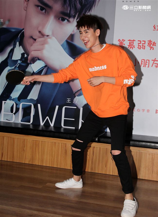 新生代偶像王博文跨海來台擔任公益大使，為弱勢兒童發聲，親手做披薩與小朋友同樂，兵乓球一級運動員身分現場炫技。（記者邱榮吉/攝影）