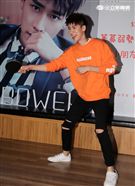 新生代偶像王博文跨海來台擔任公益大使，為弱勢兒童發聲，親手做披薩與小朋友同樂，兵乓球一級運動員身分現場炫技。（記者邱榮吉/攝影）