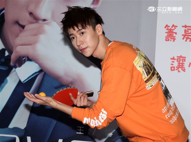 新生代偶像王博文跨海來台擔任公益大使，為弱勢兒童發聲，親手做披薩與小朋友同樂，兵乓球一級運動員身分現場炫技。（記者邱榮吉/攝影）