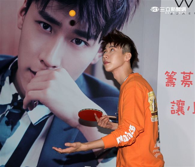 新生代偶像王博文跨海來台擔任公益大使，為弱勢兒童發聲，親手做披薩與小朋友同樂，兵乓球一級運動員身分現場炫技。（記者邱榮吉/攝影）