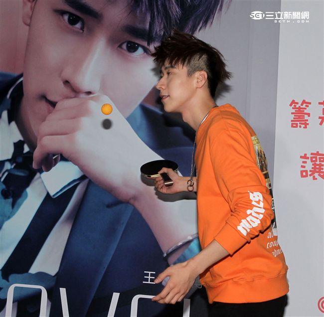 新生代偶像王博文跨海來台擔任公益大使，為弱勢兒童發聲，親手做披薩與小朋友同樂，兵乓球一級運動員身分現場炫技。（記者邱榮吉/攝影）