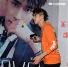 新生代偶像王博文跨海來台擔任公益大使，為弱勢兒童發聲，親手做披薩與小朋友同樂，兵乓球一級運動員身分現場炫技。（記者邱榮吉/攝影）