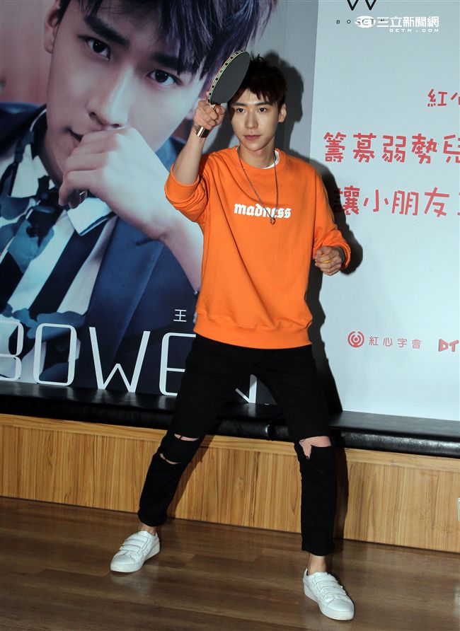 新生代偶像王博文跨海來台擔任公益大使，為弱勢兒童發聲，親手做披薩與小朋友同樂，兵乓球一級運動員身分現場炫技。（記者邱榮吉/攝影）