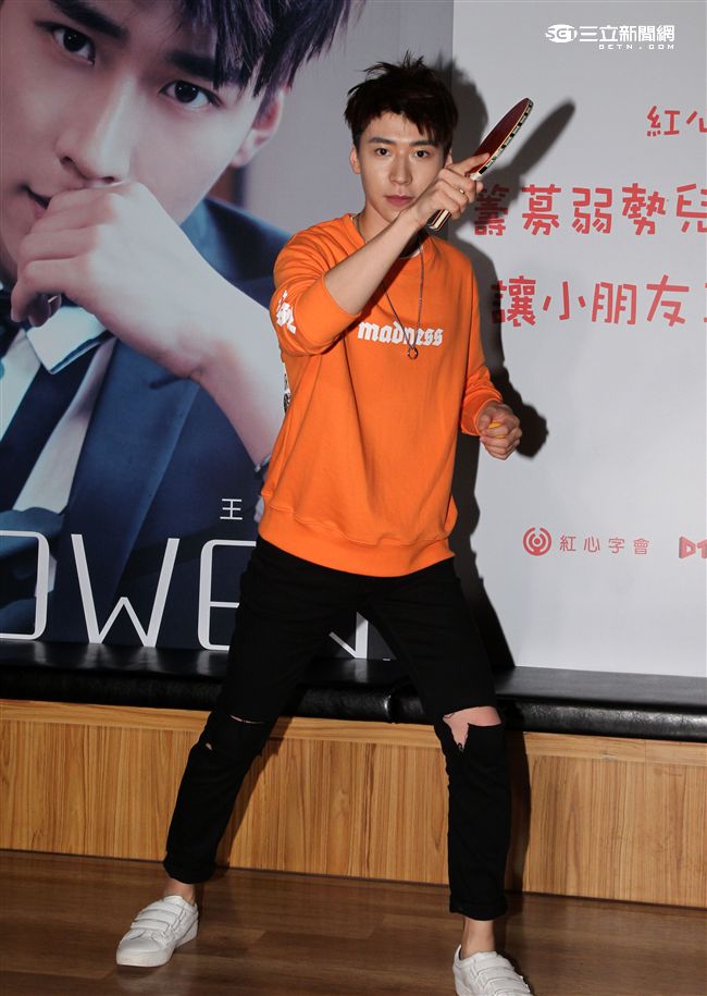 新生代偶像王博文跨海來台擔任公益大使，為弱勢兒童發聲，親手做披薩與小朋友同樂，兵乓球一級運動員身分現場炫技。（記者邱榮吉/攝影）