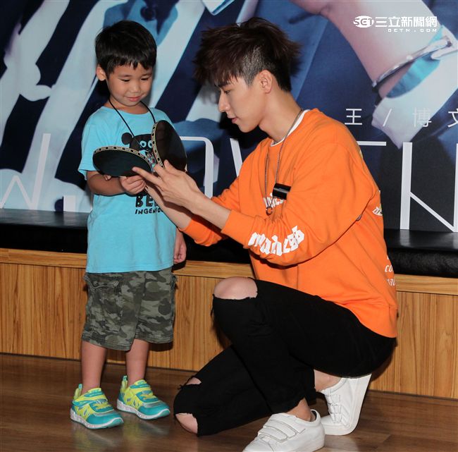 新生代偶像王博文跨海來台擔任公益大使，為弱勢兒童發聲，親手做披薩與小朋友同樂，兵乓球一級運動員身分現場炫技。（記者邱榮吉/攝影）