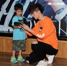 新生代偶像王博文跨海來台擔任公益大使，為弱勢兒童發聲，親手做披薩與小朋友同樂，兵乓球一級運動員身分現場炫技。（記者邱榮吉/攝影）