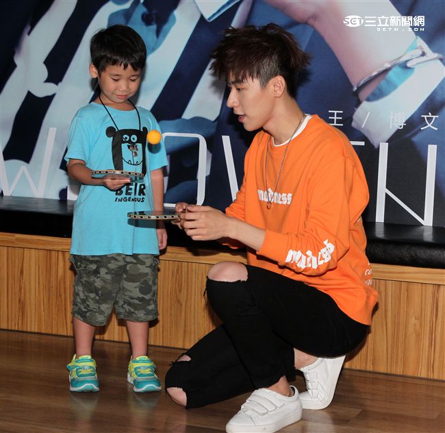 新生代偶像王博文跨海來台擔任公益大使，為弱勢兒童發聲，親手做披薩與小朋友同樂，兵乓球一級運動員身分現場炫技。（記者邱榮吉/攝影）