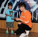 新生代偶像王博文跨海來台擔任公益大使，為弱勢兒童發聲，親手做披薩與小朋友同樂，兵乓球一級運動員身分現場炫技。（記者邱榮吉/攝影）