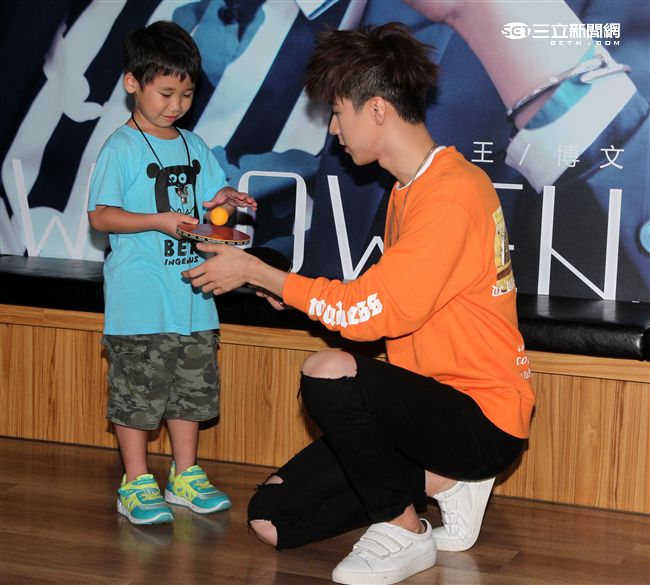 新生代偶像王博文跨海來台擔任公益大使，為弱勢兒童發聲，親手做披薩與小朋友同樂，兵乓球一級運動員身分現場炫技。（記者邱榮吉/攝影）