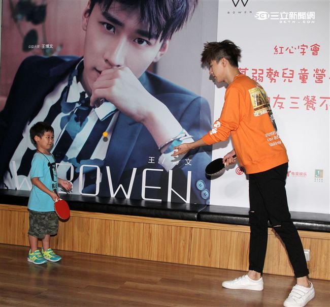 新生代偶像王博文跨海來台擔任公益大使，為弱勢兒童發聲，親手做披薩與小朋友同樂，兵乓球一級運動員身分現場炫技。（記者邱榮吉/攝影）