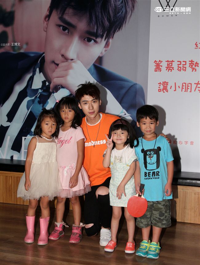 新生代偶像王博文跨海來台擔任公益大使，為弱勢兒童發聲，親手做披薩與小朋友同樂，兵乓球一級運動員身分現場炫技。（記者邱榮吉/攝影）