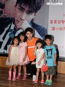 新生代偶像王博文跨海來台擔任公益大使，為弱勢兒童發聲，親手做披薩與小朋友同樂，兵乓球一級運動員身分現場炫技。（記者邱榮吉/攝影）