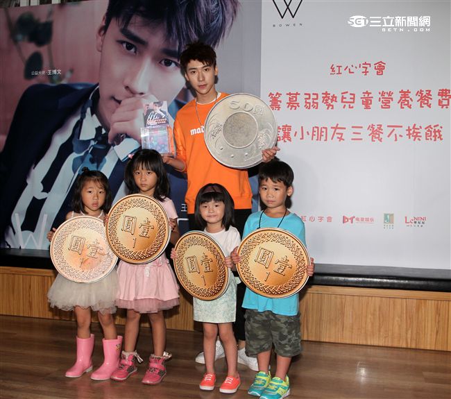 新生代偶像王博文跨海來台擔任公益大使，為弱勢兒童發聲，親手做披薩與小朋友同樂，兵乓球一級運動員身分現場炫技。（記者邱榮吉/攝影）