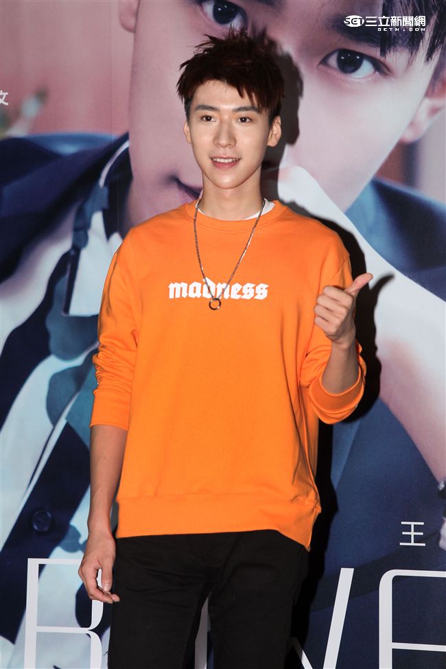 新生代偶像王博文跨海來台擔任公益大使，為弱勢兒童發聲，親手做披薩與小朋友同樂，兵乓球一級運動員身分現場炫技。（記者邱榮吉/攝影）