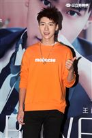 新生代偶像王博文跨海來台擔任公益大使，為弱勢兒童發聲，親手做披薩與小朋友同樂，兵乓球一級運動員身分現場炫技。（記者邱榮吉/攝影）