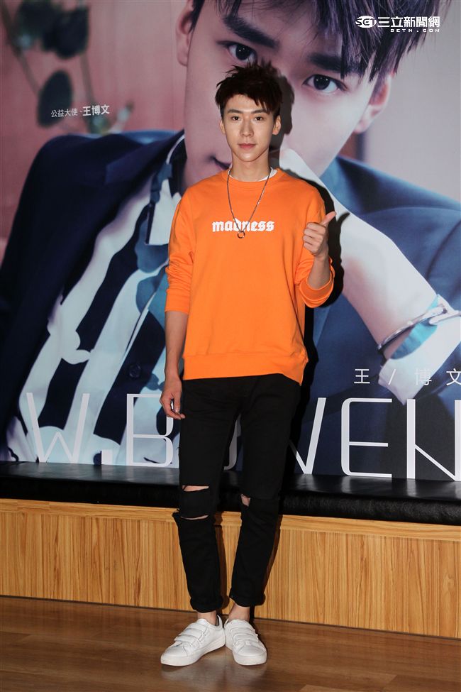 新生代偶像王博文跨海來台擔任公益大使，為弱勢兒童發聲，親手做披薩與小朋友同樂，兵乓球一級運動員身分現場炫技。（記者邱榮吉/攝影）