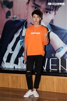 新生代偶像王博文跨海來台擔任公益大使，為弱勢兒童發聲，親手做披薩與小朋友同樂，兵乓球一級運動員身分現場炫技。（記者邱榮吉/攝影）