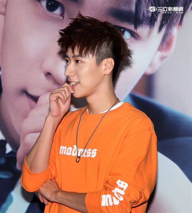 新生代偶像王博文跨海來台擔任公益大使，為弱勢兒童發聲，親手做披薩與小朋友同樂，兵乓球一級運動員身分現場炫技。（記者邱榮吉/攝影）