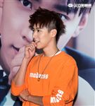 新生代偶像王博文跨海來台擔任公益大使，為弱勢兒童發聲，親手做披薩與小朋友同樂，兵乓球一級運動員身分現場炫技。（記者邱榮吉/攝影）