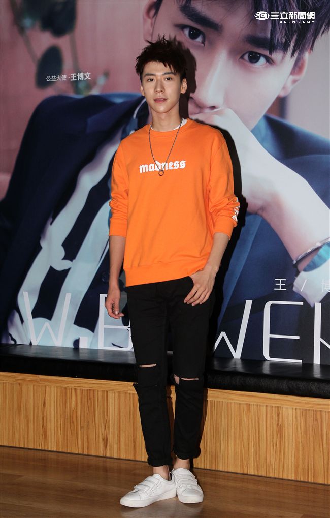 新生代偶像王博文跨海來台擔任公益大使，為弱勢兒童發聲，親手做披薩與小朋友同樂，兵乓球一級運動員身分現場炫技。（記者邱榮吉/攝影）