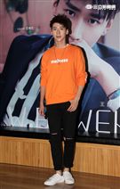 新生代偶像王博文跨海來台擔任公益大使，為弱勢兒童發聲，親手做披薩與小朋友同樂，兵乓球一級運動員身分現場炫技。（記者邱榮吉/攝影）