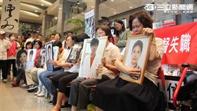 新北市長朱立倫向八仙塵暴靜坐受害者家屬鞠躬道歉　同業提供
侯友宜陪同