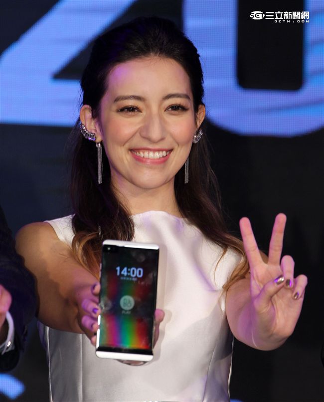 LARA梁心頤新歌幕後功臣現身。。（記者邱榮吉/攝影）