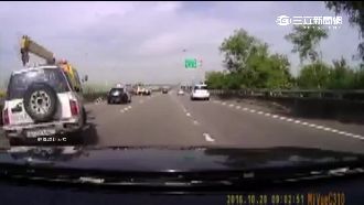 吉普車撞拖吊車　轎車遭撞安全氣囊爆