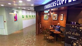 香港星巴克阿伯淹水看報紙（圖／翻攝自毛記電視臉書粉絲專頁）