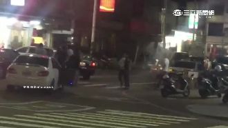 開贓車被追打　駕駛匆忙逃又撞路人車