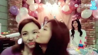 Twice出道周年！周子瑜獻吻賣萌