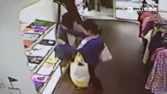 趁週年慶！女賊10分鐘輕鬆偷四件