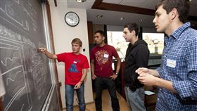 討論,研究,開會,會議,學生（圖／攝影者hackNY.org, Flickr CC License）
https://www.flickr.com/photos/hackny/5685384830/