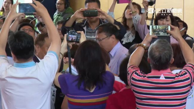 官員議會請假惹議　藍綠議員拍桌互嗆