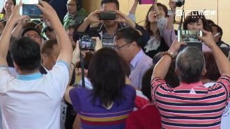 官員議會請假惹議　藍綠議員拍桌互嗆