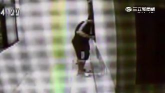 扯！男疑半夜闖空門　燒破紗網想開鎖
