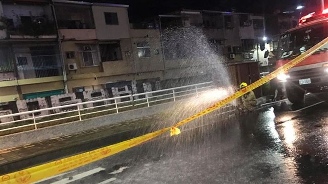 高市傳氣體外洩！氣爆區路面狂冒泡