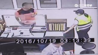 女警送麵包果腹　男偷車讓她做業績