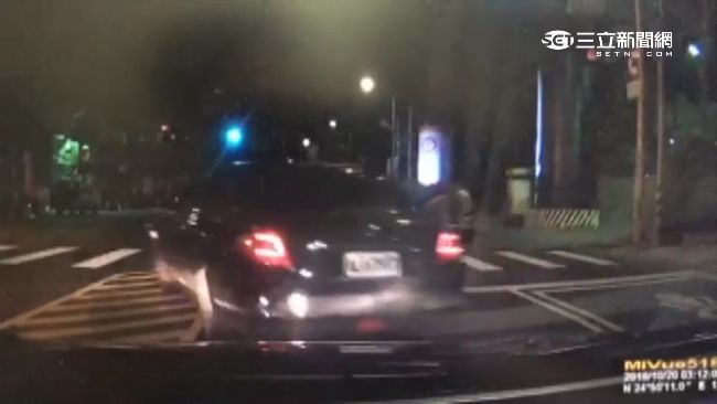 毒蟲耍狠拒攔查　被逮秒變淚人兒